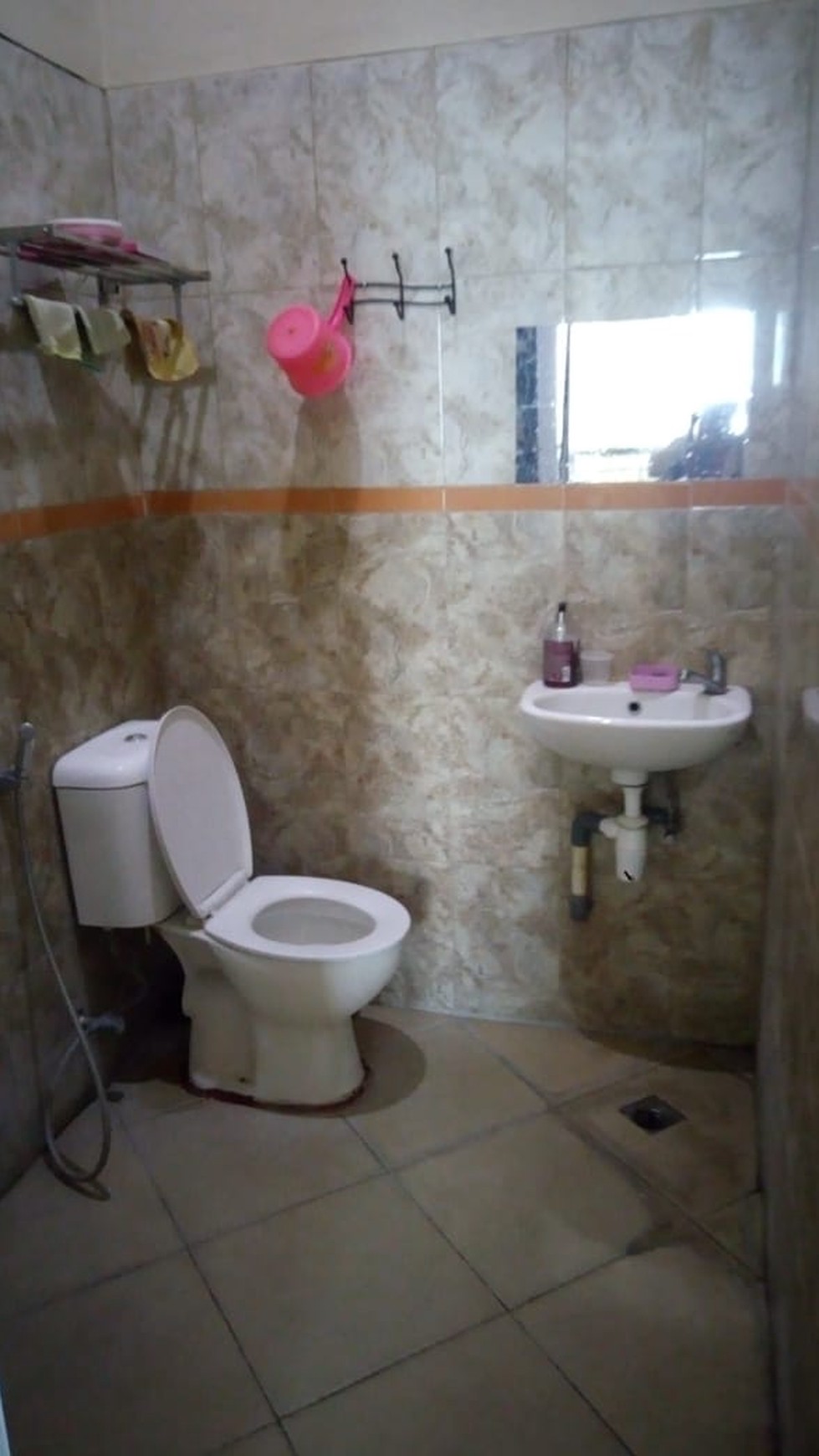 Rumah Hoek Jl Taman Apel Merah, Padurenan, Luas 9x12m2