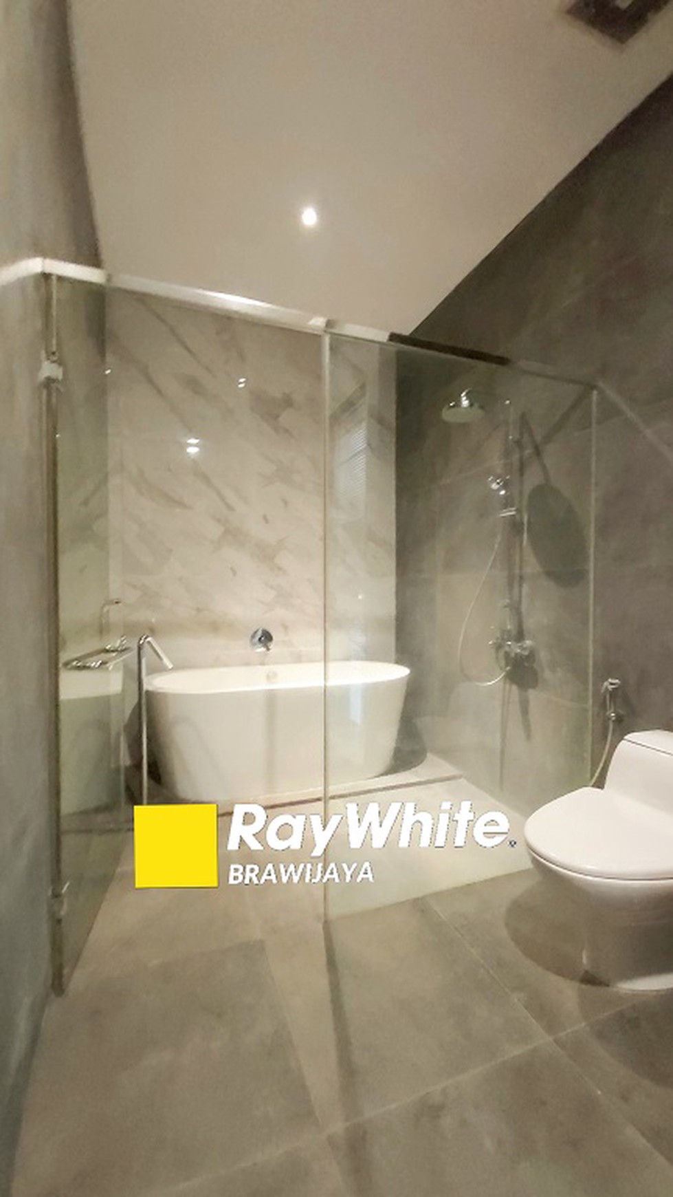 Townhouse di Cilandak, Jakarta Selatan, Dalam Cluster, Hanya 500 m ke CITOS, Siap Huni, Private Pool, Furnished