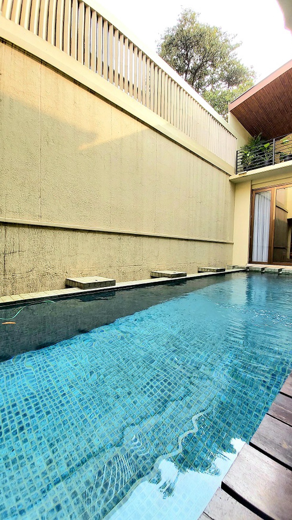 Townhouse di Kemang, Jakarta Selatan, Dalam Cluster, Siap Huni, Private Pool, Furnished