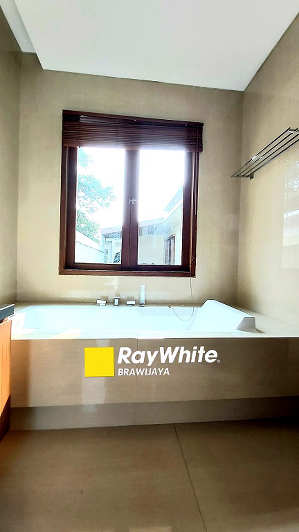 Townhouse di Kemang, Jakarta Selatan, Dalam Cluster, Siap Huni, Private Pool, Furnished