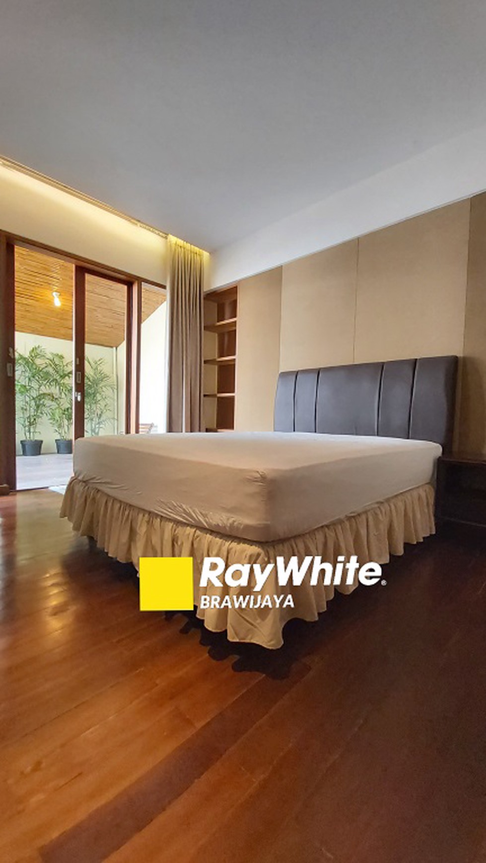 Townhouse Di kemang Timur, Dalam Cluster, Siap Huni, Private Pool, Furnished, 3 BR