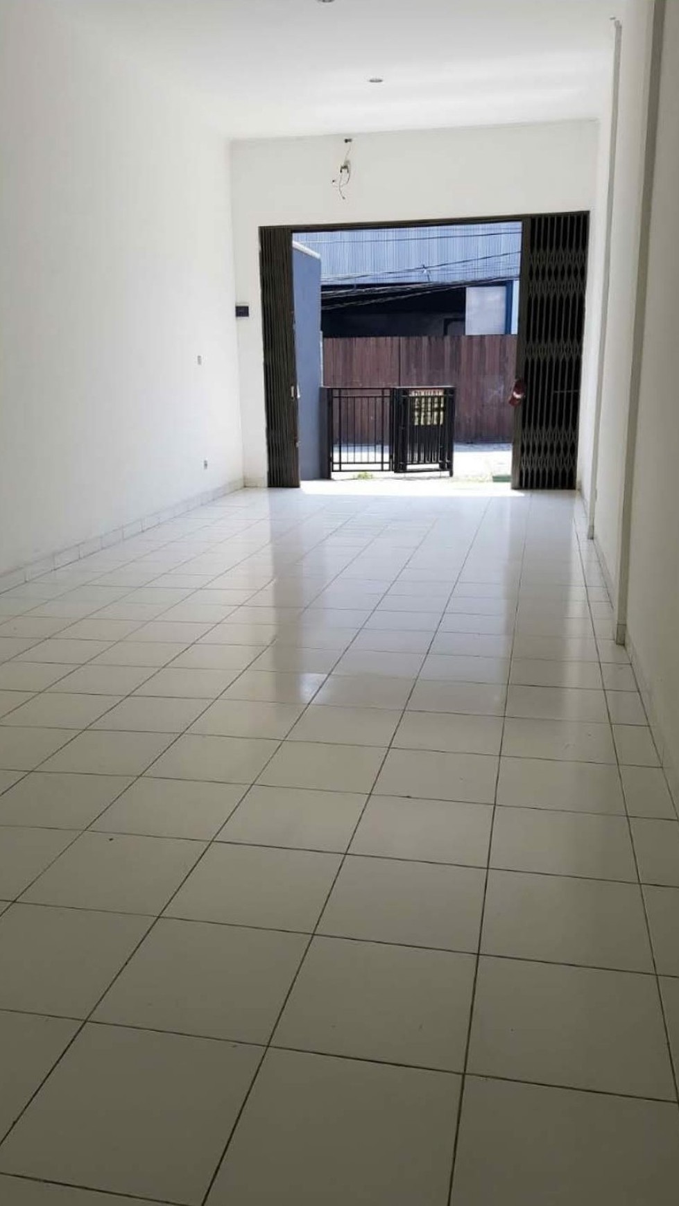 Ruko Gandeng 3 Unit, Siap Pakai, Dan Strategis @Ruko Tegal Rotan, Ciputat