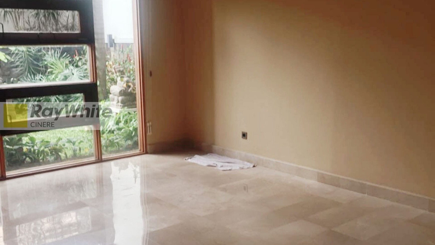 Rumah dalam town house di Kemang