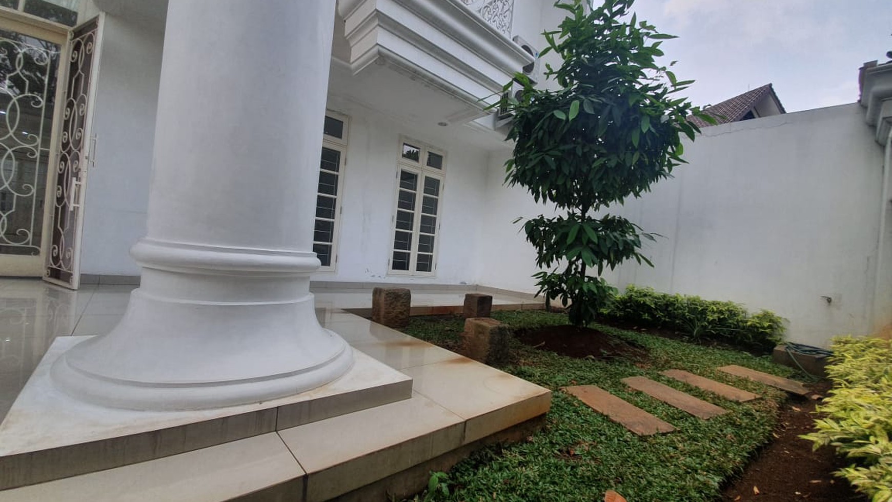 Rumah Modern klasik di Cinere, berada dalam komplek terkenal di Cinere