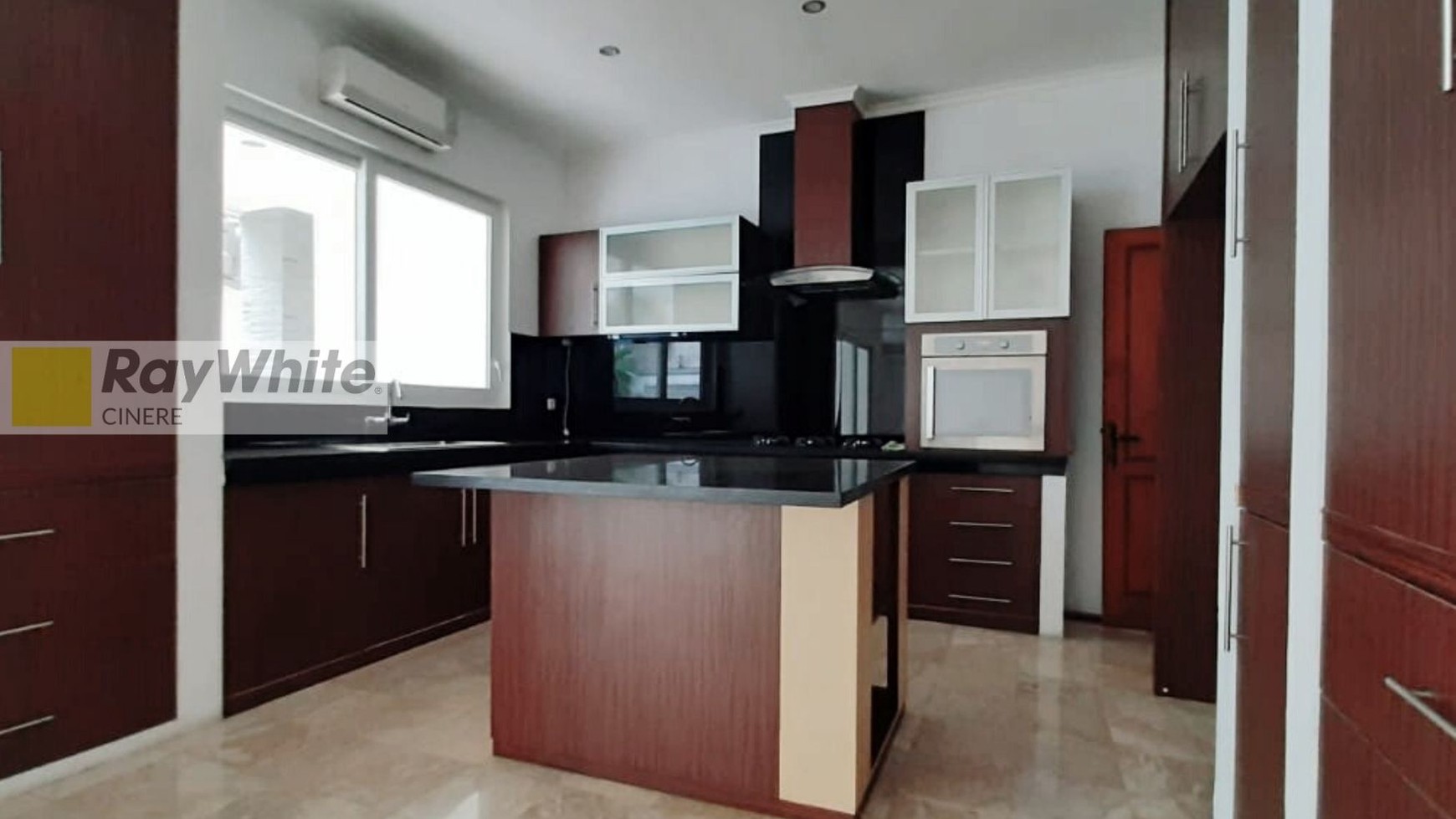 Rumah modern tropis di Kemang