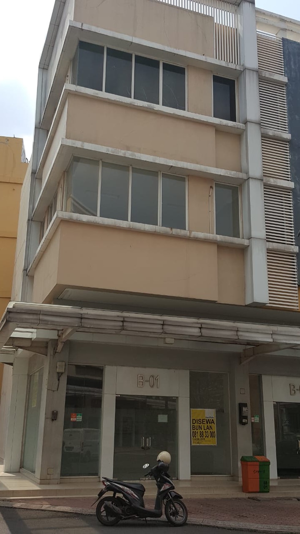 RUKO DI KOMPLEK SINPASA SUMMARECON BEKASI.