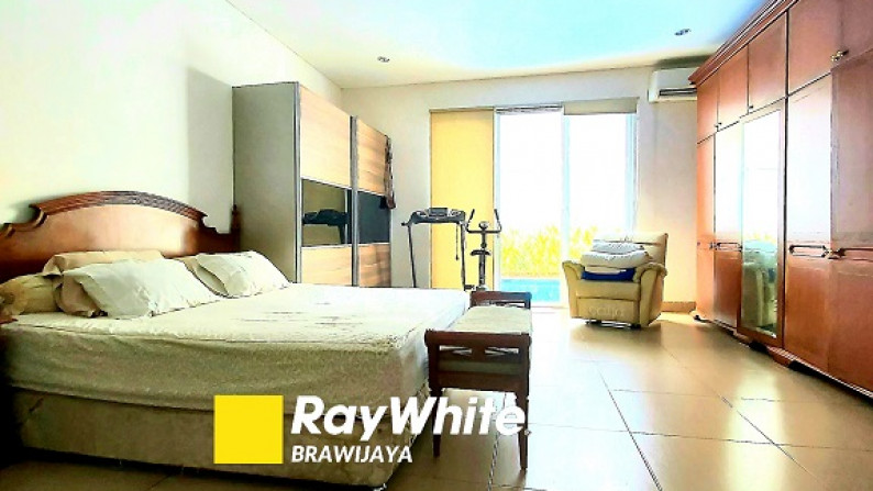 Rumah di Taman Cirendeu, Tangerang Selatan, Dalam Kompleks Perumahan, Siap Huni, Private pool, 5 BR, SHM