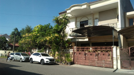 Rumah mewah 2.5 lantai Jalan Manyar Kertoadi