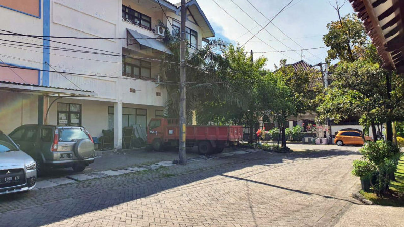 Ruko di Nginden Intan Selatan , Lokasi Strategis Ramai, Hoek, Row Jalan Lebar + Paving, Siap Pakai - TAN -