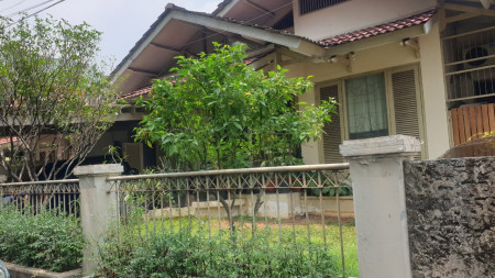 Dijual Rumah Cantik dengan Taman Di Lebak Bulus