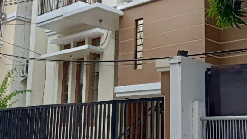 Rumah 2 lantai semi Furnished Lokasi Strategis di Pejompongan Jakarta Pusat