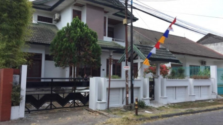 RUMAH MEWAH SEMI FURNISH, DEKAT KAMPUS AMIKOM