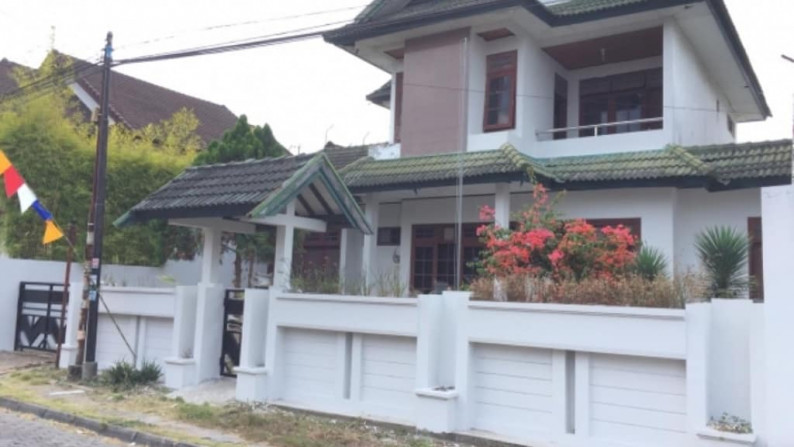 RUMAH MEWAH SEMI FURNISH, DEKAT KAMPUS AMIKOM