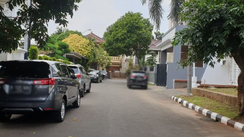 Rumah Kondisi Apa Adanya, Lingkungan Nyaman dan Asri @Cikini, Bintaro