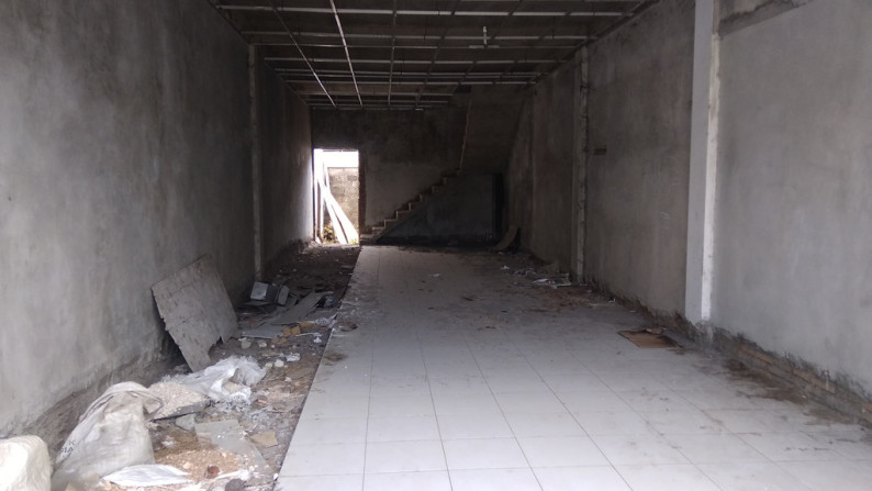 RUKO 2 LANTAI, LOKASI STRATEGIS, DI PINGGIR RINGROAD UTARA