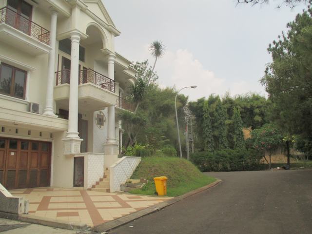 disewa rumah strategis, asri tengah kota banyak penghijauan bebas banjir murah, siap huni, taman giri loka bsd city