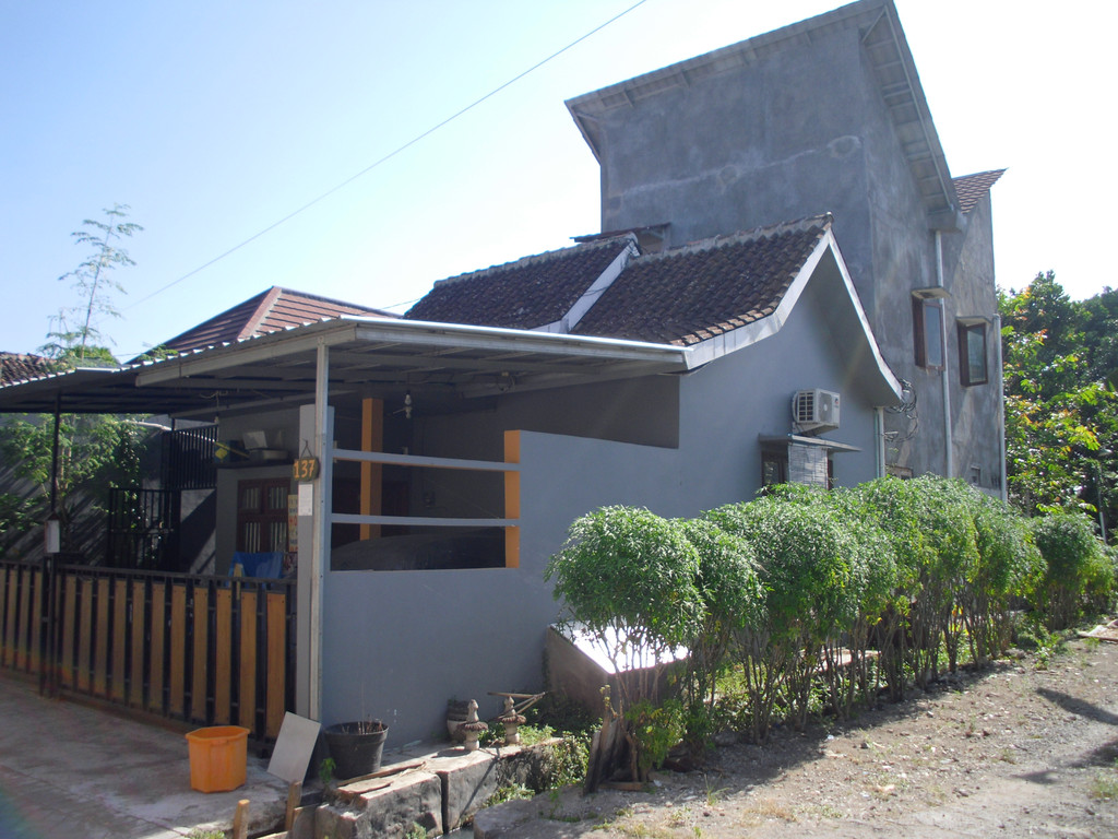 RUMAH CANTIK DESAIN MINIMALIS, DI NGESTIHARJO, BARAT UNIVERSITAS PGRI