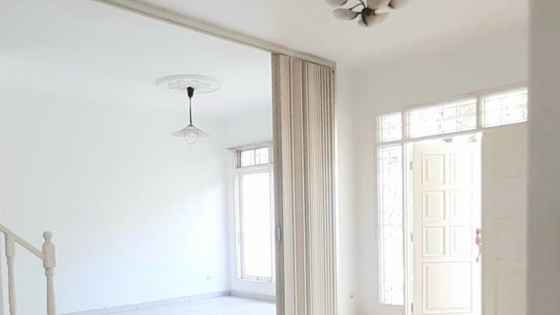 Rumah Klasik luas 170m harga 65 Jt/Thn di Kawasan Sektor IX Bintaro Jaya