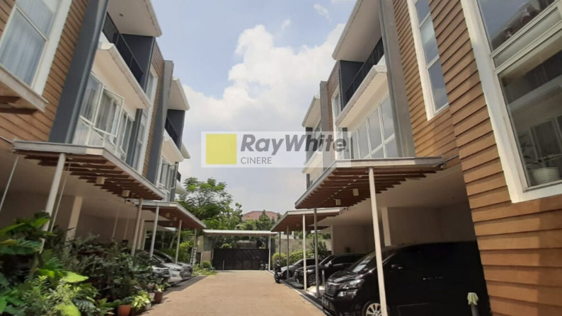 Rumah dalam town house di Kebayoran Baru