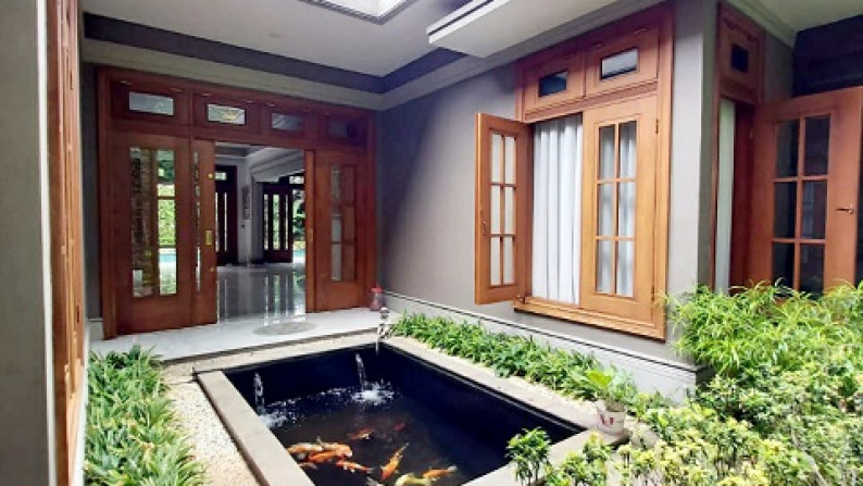 Rumah Mewah di Kebayoran Baru, Jakarta Selatan, Hadap Selatan, Lokasi Strategis, Private Pool, SHM