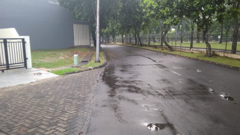 Rumah baru row jalan luas di Puspita Loka