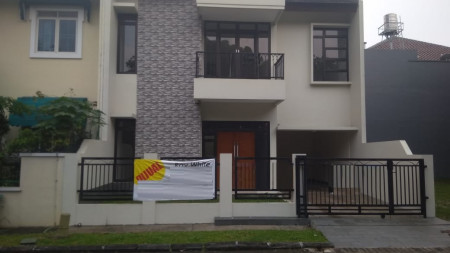 Rumah baru row jalan luas di Puspita Loka