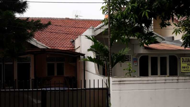 Dijual 2 rumah siap huni luas 249m2 di Haji Nawi II Gandaria