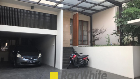 Luxurious Minimalist House 22om2 dekat Kemang Raya, lokasi strategis dan tenang