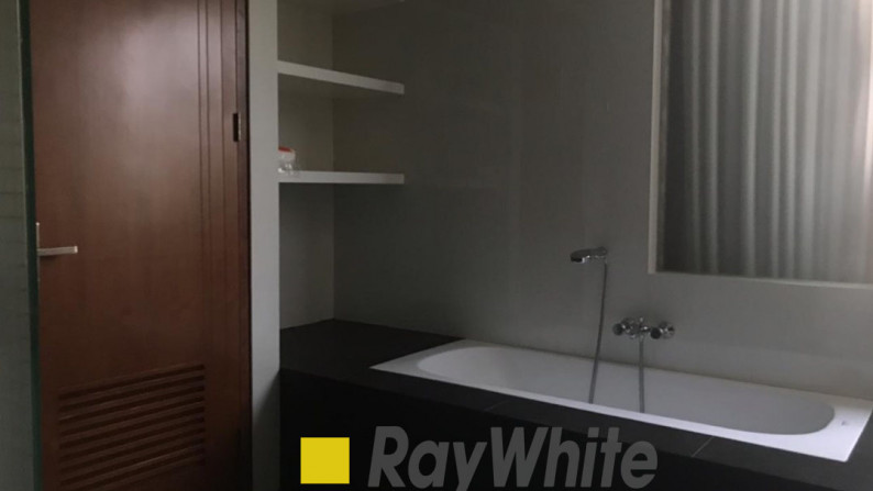 Luxurious Minimalist House 22om2 dekat Kemang Raya, lokasi strategis dan tenang