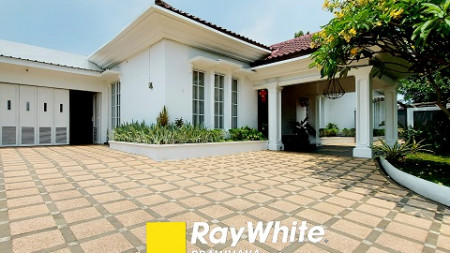 Rumah Mewah di Rempoa, Tangerang Selatan, 1 lantai, siap huni, private swimming pool, SHM