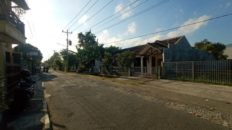 TANAH PEKARANGAN DI JL DONGKELAN, SELATAN PASTY