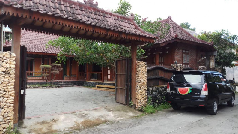 GUEST HOUSE DENGAN DESAIN RUMAH JOGLO, DI NANGGULAN, MAGUWOHARJO