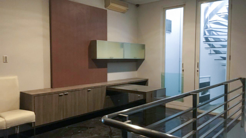 DISEWA Rumah 3 Lantai + Basement di Jl. Kintamani - Kuningan - Jakarta Selatan