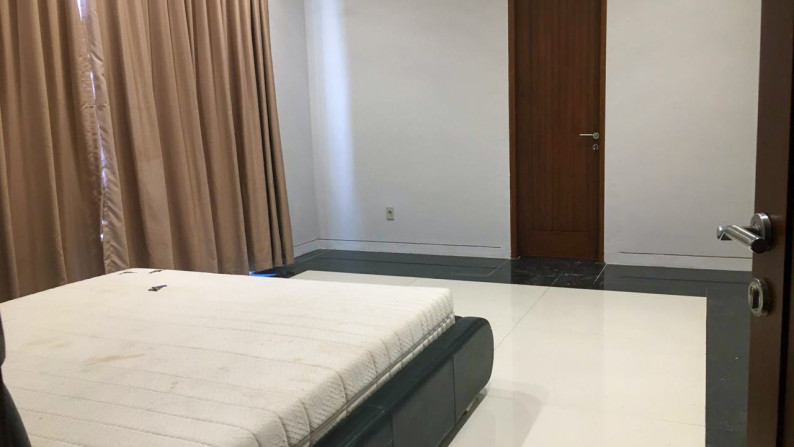 DISEWA Rumah 3 Lantai + Basement di Jl. Kintamani - Kuningan - Jakarta Selatan