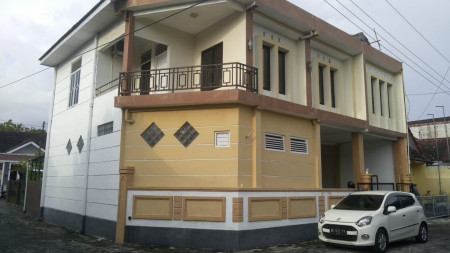 RUMAH DENGAN 7KAMAR TIDUR, DI DALAM PERUMAHAN PERUM PELEM SEWU