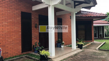 Rumah Klasik Terawat dengan Kolam Renang di Gandul