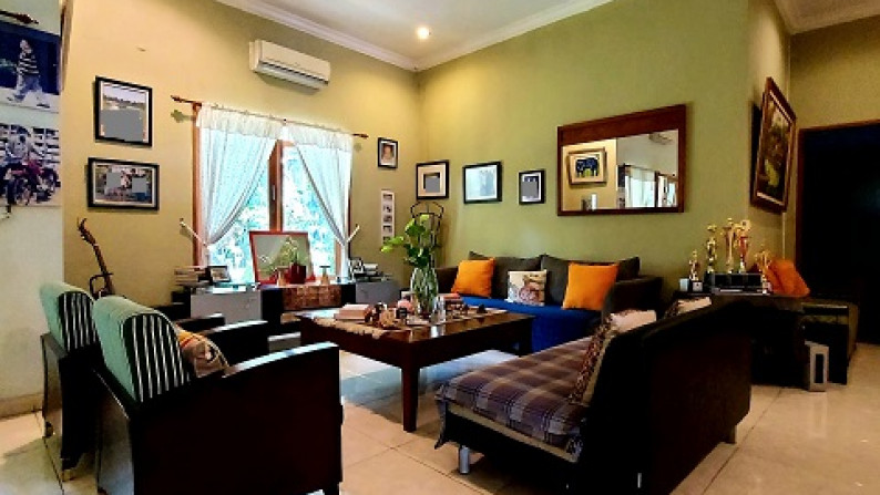 Rumah di Kemang Barat, Jakarta Selatan, Siap Huni dan Terawat, Hadap Utara, SHM