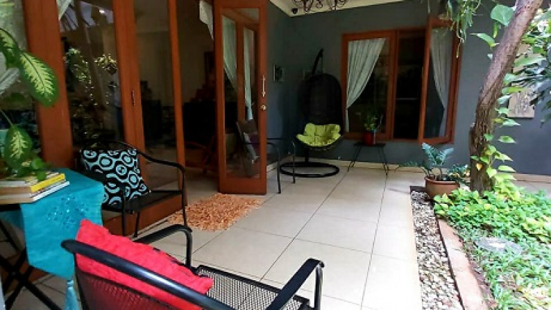 Rumah di Kemang Barat, Jakarta Selatan, Siap Huni dan Terawat, Hadap Utara, SHM