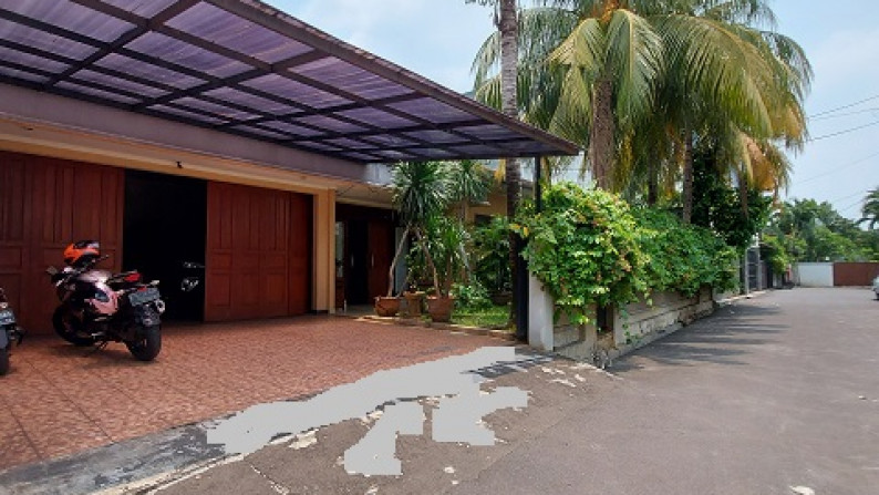 Rumah di Kemang Barat, Jakarta Selatan, Siap Huni dan Terawat, Hadap Utara, SHM