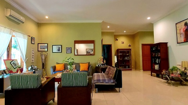 Rumah di Kemang Barat, Jakarta Selatan, Siap Huni dan Terawat, Hadap Utara, SHM