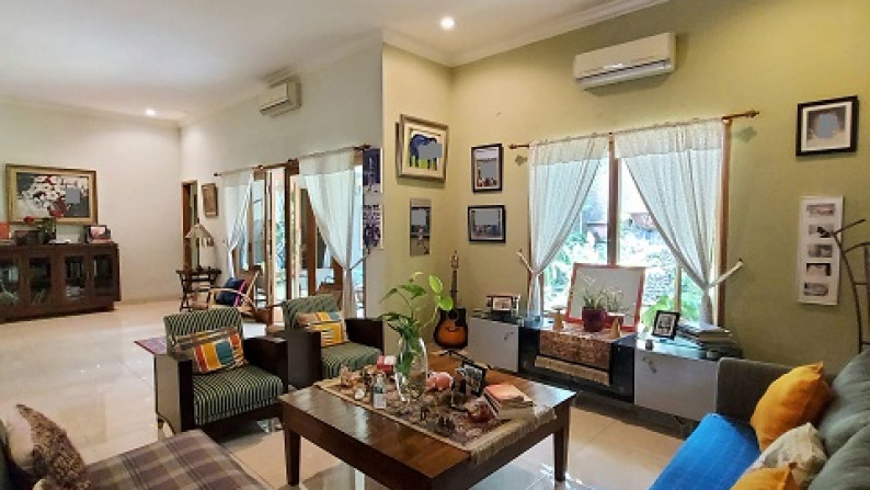 Rumah di Kemang Barat, Jakarta Selatan, Siap Huni dan Terawat, Hadap Utara, SHM