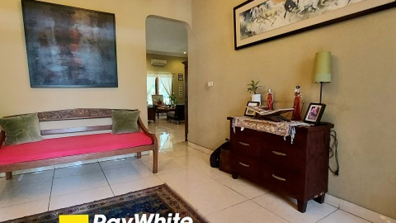 Rumah di Kemang Barat, Jakarta Selatan, Siap Huni dan Terawat, Hadap Utara, SHM