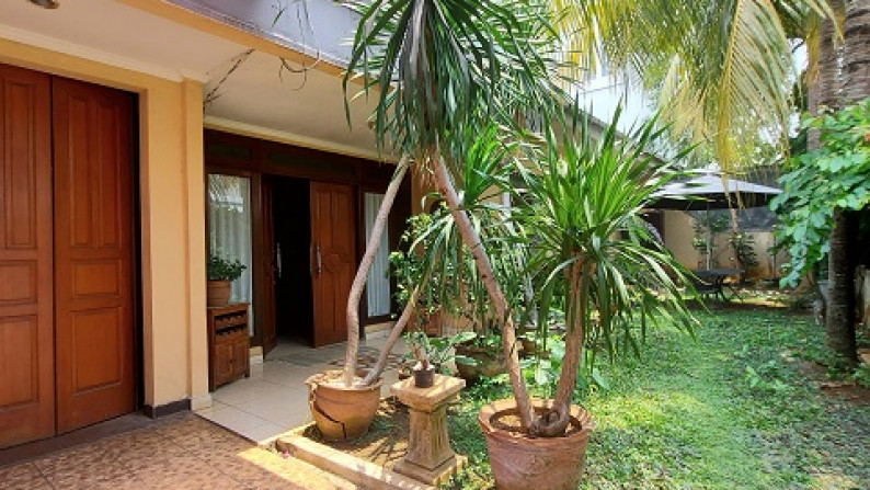 Rumah di Kemang Barat, Jakarta Selatan, Siap Huni dan Terawat, Hadap Utara, SHM