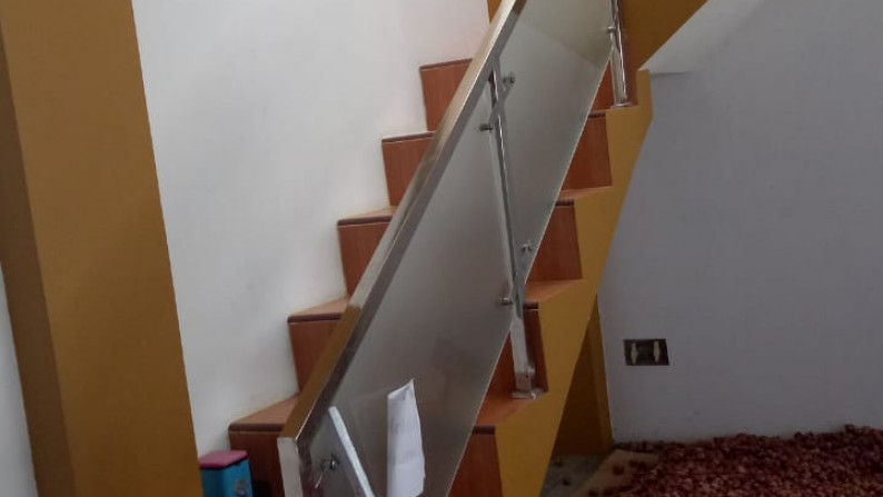 RUMAH DENGAN DESAIN RUMAH PAVILIUN, DI JL PALAGAN