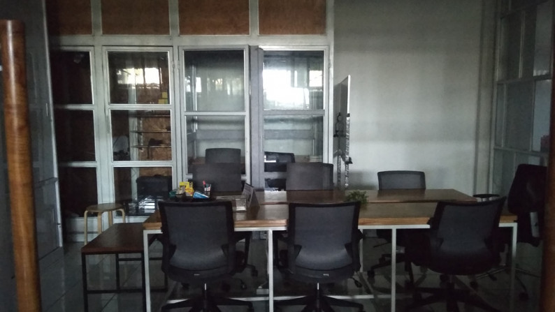 GEDUNG DISEWAKAN FULL FURNISH UNTUK KANTOR DILOKASI STRATEGIS