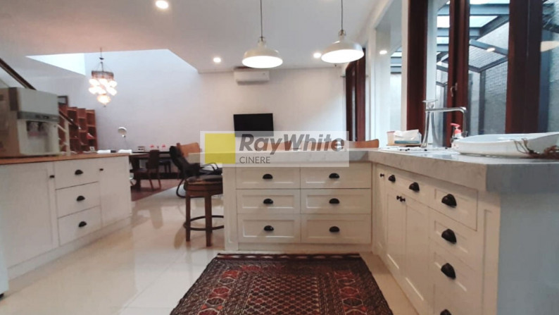 Rumah keren modern tropis siap huni dalam town house di Jagakarsa