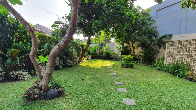 Rumah Siap Huni Dalam Cluster Dengan Halam Luas Dan Kolam Renang Di Cipete, Jakarta Selatan