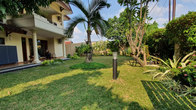 Rumah Siap Huni Dalam Cluster Dengan Halam Luas Dan Kolam Renang Di Cipete, Jakarta Selatan