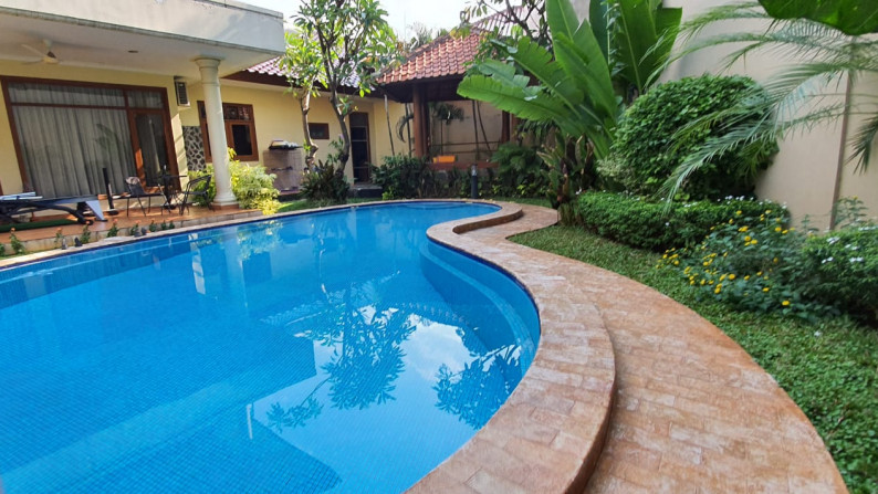 Rumah Siap Huni Dalam Cluster Dengan Halam Luas Dan Kolam Renang Di Cipete, Jakarta Selatan