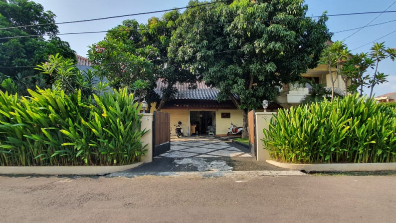 Rumah Siap Huni Dalam Cluster Dengan Halam Luas Dan Kolam Renang Di Cipete, Jakarta Selatan